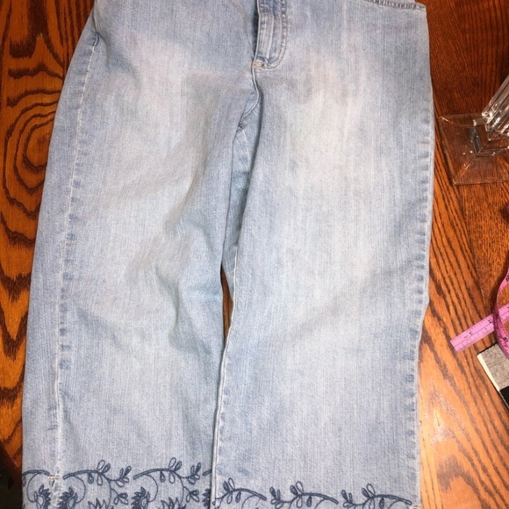 Gloria Vanderbilt size 10 P light blue denim capris with embroidery on the legs